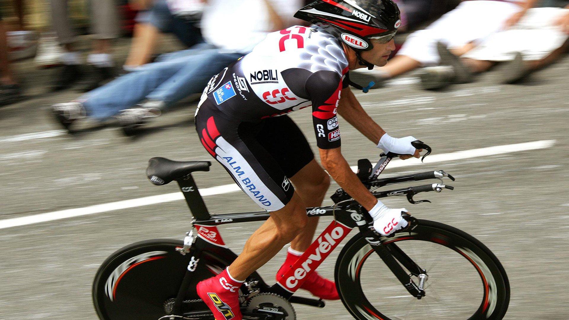 英超争冠白热化,曼城、阿森纳、利物浦三强鼎立,赛季末悬念迭起